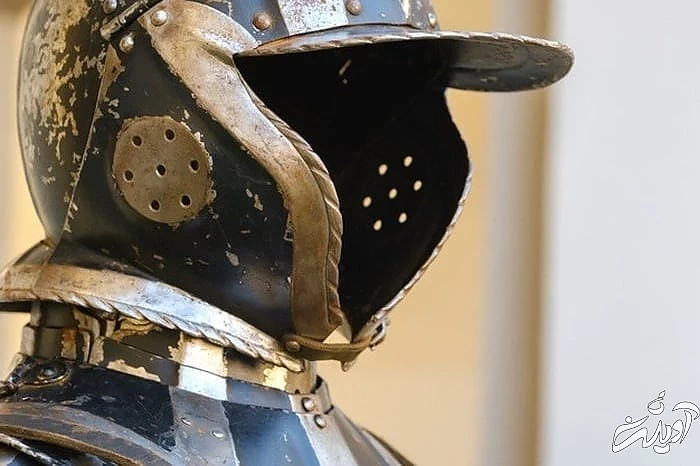 زره جنگی که از شکم کوسه بیرون آمده کلاخود